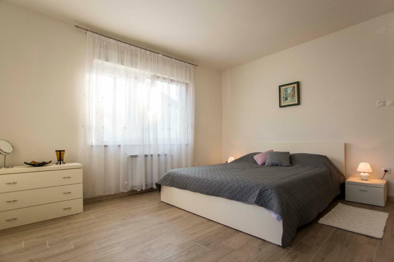 Apartment With Terrace And Parking *